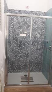 um chuveiro com uma porta de vidro na casa de banho em DormireInCentro em Ancona