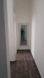 osoba robiąca zdjęcie w lustrze w pokoju w obiekcie DormireInCentro w mieście Ancona