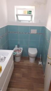 uma casa de banho com um WC e um lavatório em DormireInCentro em Ancona