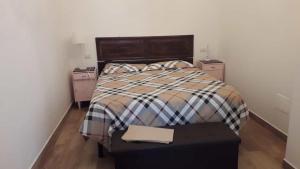 DormireInCentro في أنكونا: غرفة نوم بسرير وطاولة عليها كتاب