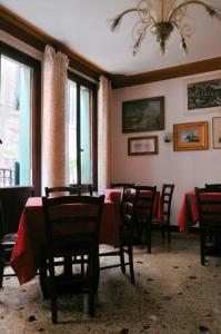 una sala da pranzo con tavolo e sedie rossi di B&b Allegri a Venezia