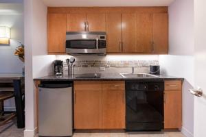 Η κουζίνα ή μικρή κουζίνα στο Premium Unit 3620 - Studio - Fraser Crossing Founders Pointe condo +1 φωτογραφίες
