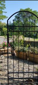 グレウー・レ・バンにあるLocations Thermaë - Villa Thermaëの庭鉢植えの金門