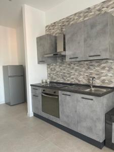 kuchnia ze zlewem i kuchenką w obiekcie Carlino's Home w mieście Salerno
