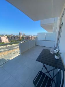 een balkon met een tafel en uitzicht op de stad bij Carlino's Home in Salerno