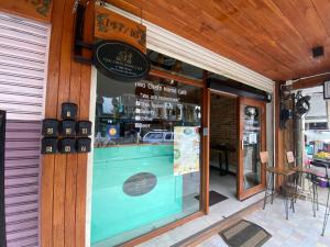 una ventana de un restaurante con un cartel en Boonnark Bed Night Bazaar no car parking, en Chiang Mai