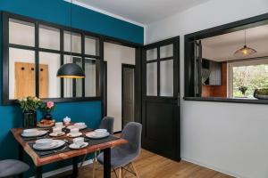 charmantes Townhaus mit Garten, W-LAN & Netflix في بوتسدام: غرفة طعام مع طاولة وكراسي