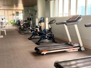 une salle de sport avec plusieurs vélos d'exercice dans une pièce dans l'établissement Davao Avida Towers, à Davao