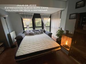 - une chambre avec un lit dans une pièce dotée d'une fenêtre dans l'établissement CuencaLocura En pleno centro Parking opcional precio a parte, à Cuenca