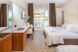 Posteľ alebo postele v izbe v ubytovaní Hotel Royal