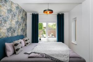Katil atau katil-katil dalam bilik di charmantes Townhaus mit Garten, W-LAN & Netflix