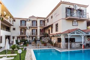 a view of the courtyard of a hotel with a swimming pool at Hotel Matina in Ireon