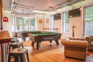 Billiards table sa The Venue Serviced Apartments