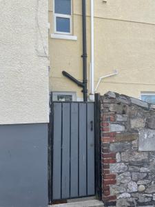 una puerta en una pared de ladrillo junto a un edificio en Great 2 bedroom flat en Plymouth