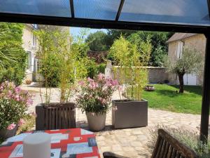 Vonkajšia záhrada v ubytovaní Gîte de la tour de Loire - 65 m2 au pied d'une tour de gué du 17ème siècle