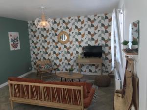 聖馬洛的住宿－La p’tite Hoguette，带沙发和电视的客厅