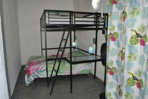 a bunk bed in a room with a bunk bed gmaxwell gmaxwell gmaxwell gmaxwell at an eol caraibes in Trois-Rivières