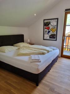 - une chambre avec un grand lit et des draps blancs dans l'établissement Claudia 7 by SMR Rauris Apartments - inc Spa and National Summercard - near Gondola, à Rauris