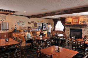 A restaurant or other place to eat at Cedar Creek Hotel Wausau - Rothschild