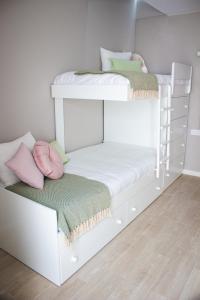 un lit superposé blanc avec des oreillers dans une chambre dans l'établissement Club Apartments by Grupo Compostelana 5, à Puerto de la Cruz