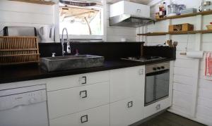 - une cuisine avec un évier et un comptoir dans l'établissement Bungalow Karaib Lodge, à Saint-François