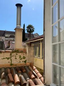 una vista desde la ventana de un techo en Appartement romantique proche plage prado Perrier, en Marsella
