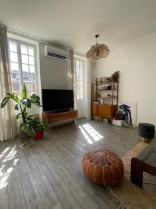 sala de estar con TV de pantalla plana grande en Appartement romantique proche plage prado Perrier, en Marsella