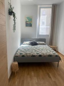 1 dormitorio con 1 cama en una habitación con ventana en Appartement romantique proche plage prado Perrier, en Marsella