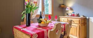 ein Tisch mit einer Vase voller Früchte darauf in der Unterkunft Gîte Val Cenis Bramans E I in Bramans + 50 Fotos