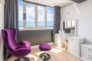 um quarto para crianças com cadeiras roxas e uma secretária em Charming em Split