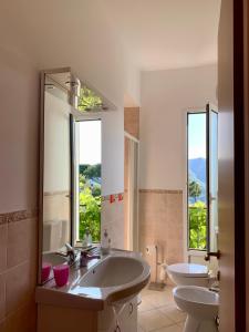 un bagno con due lavandini e un grande specchio di Ligo a Villanova dʼAlbenga