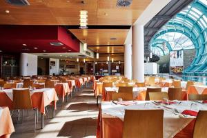 a dining room filled with tables and chairs at 46 VALE C'E' AL VILLAGGIO OLIMPICO di SESTRIERE in Sestriere