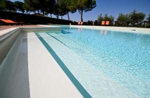 ein großer Pool mit blauem Wasser in der Unterkunft Tenuta Santa Cristina in Magliano Sabina