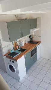 cocina con fregadero y lavadora en Appartement Vaux sur mer, en Vaux-sur-Mer