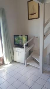 Televízia a/alebo spoločenská miestnosť v ubytovaní Appartement Vaux sur mer