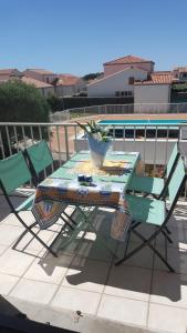 una mesa y sillas en un patio en Appartement Vaux sur mer, en Vaux-sur-Mer