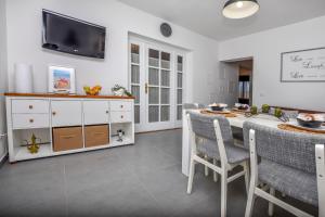 Televízia a/alebo spoločenská miestnosť v ubytovaní Apartment Bo&Dy
