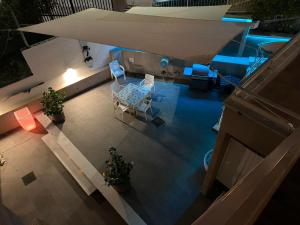 an overhead view of a patio with a table and chairs at ISCA BLUE BEACH Casa in Villa vicino al mare, sino a max 8 persone in Isca sullo Ionio