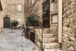 rower zaparkowany na boku budynku w obiekcie Old Antibes Apt 2 Terraces Sea and Mountain Views w mieście Antibes