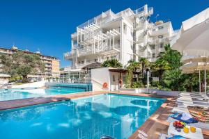 Bazén v ubytování Hotel Bembo nebo v jeho okolí