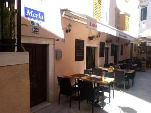 Reštaurácia alebo iné gastronomické zariadenie v ubytovaní Guesthouse Merla