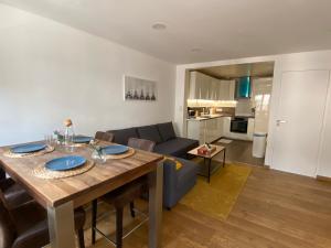 cocina y sala de estar con mesa y sofá en Le Roofound - Porte de Paris - Métro à 5min - Entrée personnelle en Charenton-le-Pont