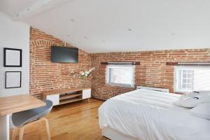 Posteľ alebo postele v izbe v ubytovaní Le Cosy Spa & Office au cœur de Toulouse