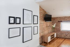 Televízia a/alebo spoločenská miestnosť v ubytovaní Le Cosy Spa & Office au cœur de Toulouse