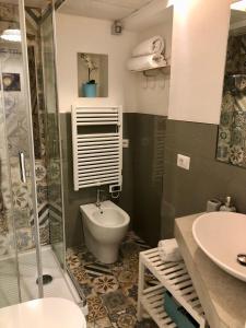 La salle de bains est pourvue de toilettes, d'une douche et d'un lavabo. dans l'établissement LeopardElla, à Rome
