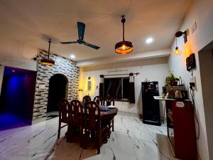 Posezení v ubytování Satrangi Homestay Kolkata