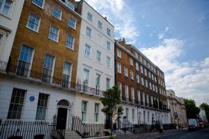 a row of buildings on a city street at Marylebone Inn in London