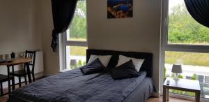 Łóżko lub łóżka w pokoju w obiekcie White Room Wrocław przy Wyspie Opatowickiej