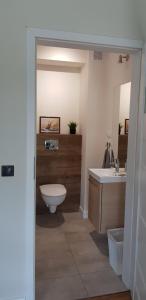 Łazienka w obiekcie White Room Wrocław przy Wyspie Opatowickiej