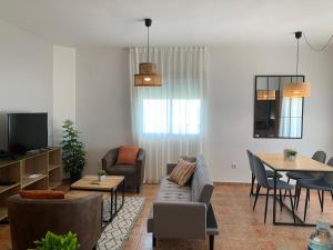 ein Wohnzimmer mit Couch und Tisch in der Unterkunft Apartamentos Gran Playa, Santa Pola in Santa Pola